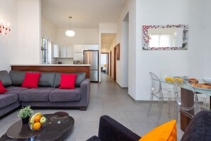 컴포트 아파트, 침실 3개 | 거실 공간 | 평면 TV