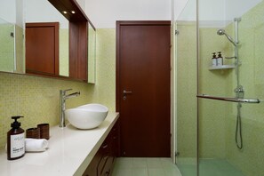 Apartamento Confort, 3 habitaciones | Baño | Ducha y cabezal de ducha tipo lluvia