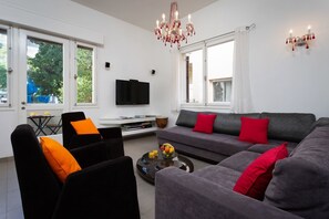 컴포트 아파트, 침실 3개 | 거실 공간 | 평면 TV