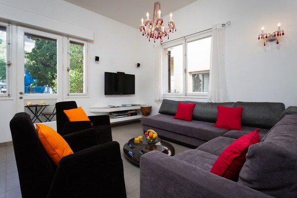 Apartamento Confort, 3 habitaciones | Zona de estar | Una televisión de pantalla plana