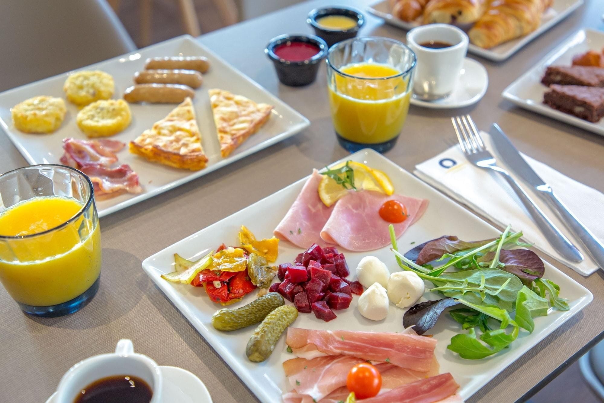 Ein reichhaltiges Frühstücksbuffet mit verschiedenen Speisen und Getränken.