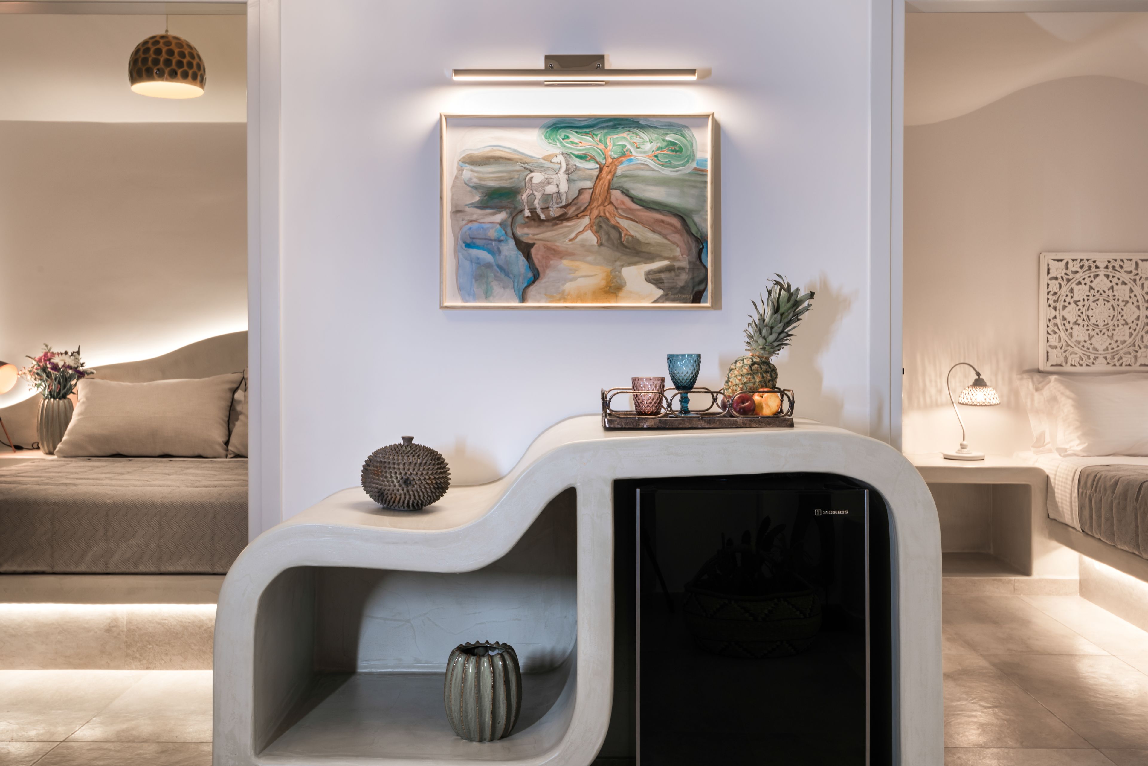 Un saló modern amb una taula de centre de disseny amb forma corba, un quadre a la paret i una decoració de línies minimalistes.