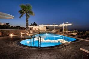 Outdoor pool - Marvarit Suites (Santorini)