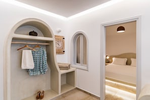 Grand Suite with Indoor Jetted Tub | Armadio