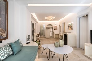 Grand Suite with Indoor Jetted Tub | Sala de estar | Smart TV de 32 pulgadas con canales vía satélite y televisión 
