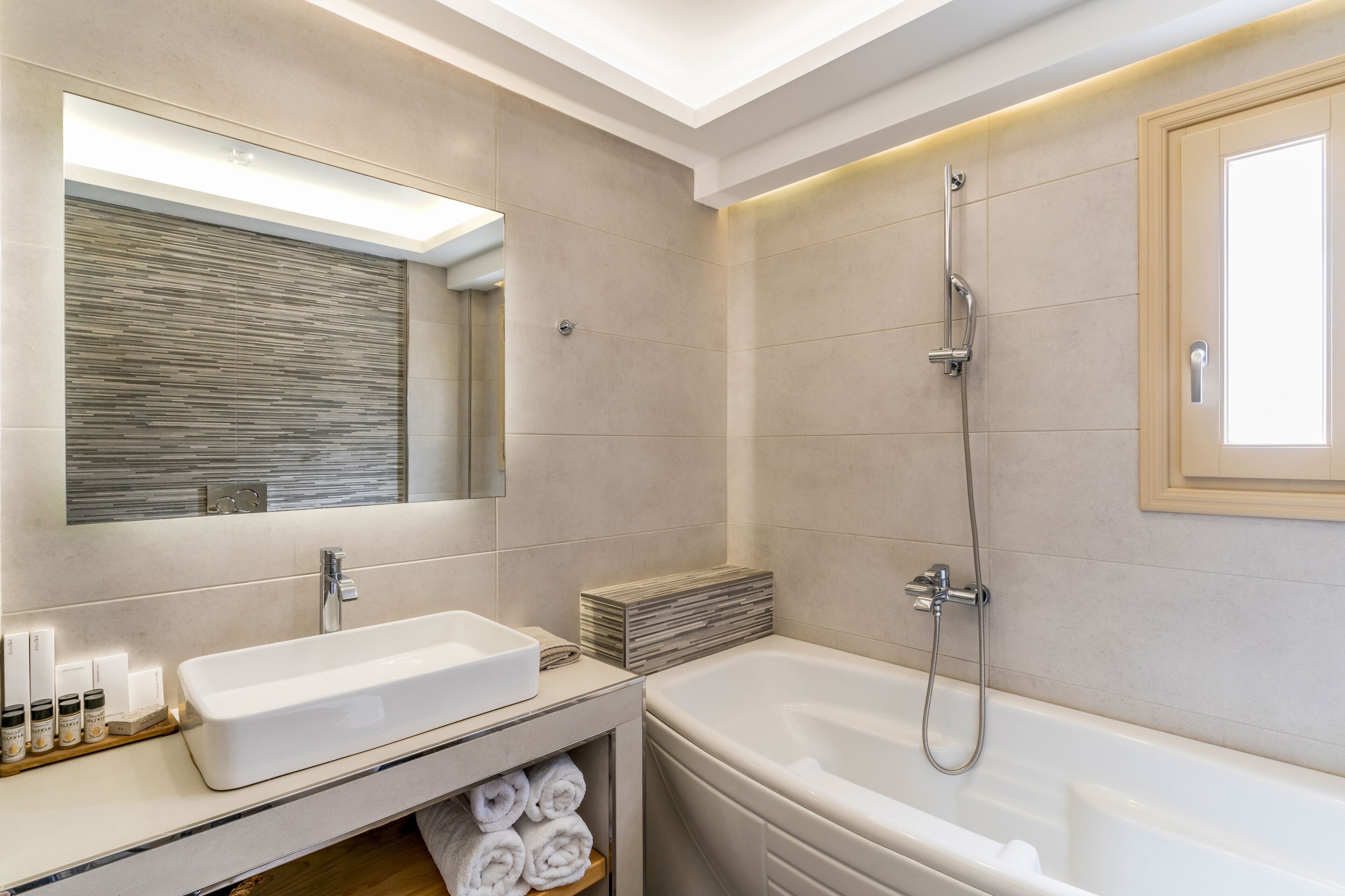 Une salle de bain moderne avec une grande baignoire, un lavabo et une douche.