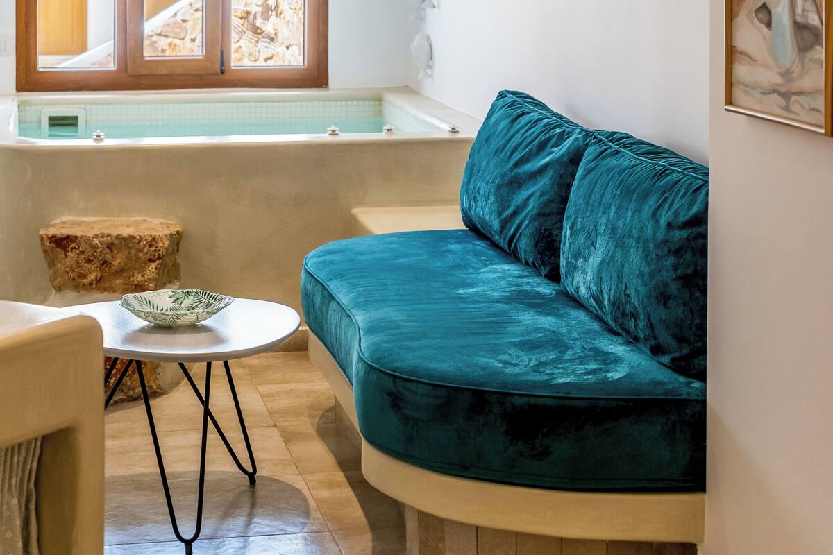 Standard Suite with Indoor Jetted Tub | 高級寢具、房內夾萬、書桌、遮光窗簾/窗簾