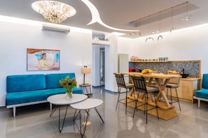 Superior Suite with Sea View (Outdoor Jetted Tub) | Area soggiorno | Smart TV 32 pollici con canali satellitari, TV