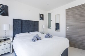 Apartamento City, 3 habitaciones (4055) (Emms 2) | 3 dormitorios, decoración individual, mobiliario individual y escritorio