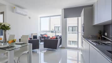 Appartamento City, 3 camere da letto (4055) (Emms 2) | Area soggiorno | TV a schermo piatto 30 pollici con canali satellitari, TV