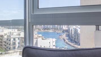 Căn hộ trung tâm thành phố, 3 phòng ngủ (4055) (Emms 2) | Khu phòng khách | TV màn hình phẳng 30-inch có truyền hình vệ tinh, TV