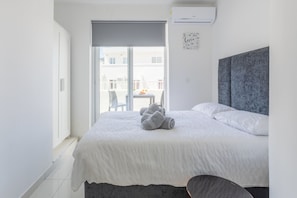 Une chambre d’hôtel avec un lit, une fenêtre et une vue sur l’extérieur.