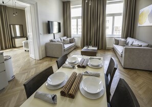 华丽套房, 2 间卧室 | 起居区 | 50-英寸液晶电视 （配备收费电视频道）、电视