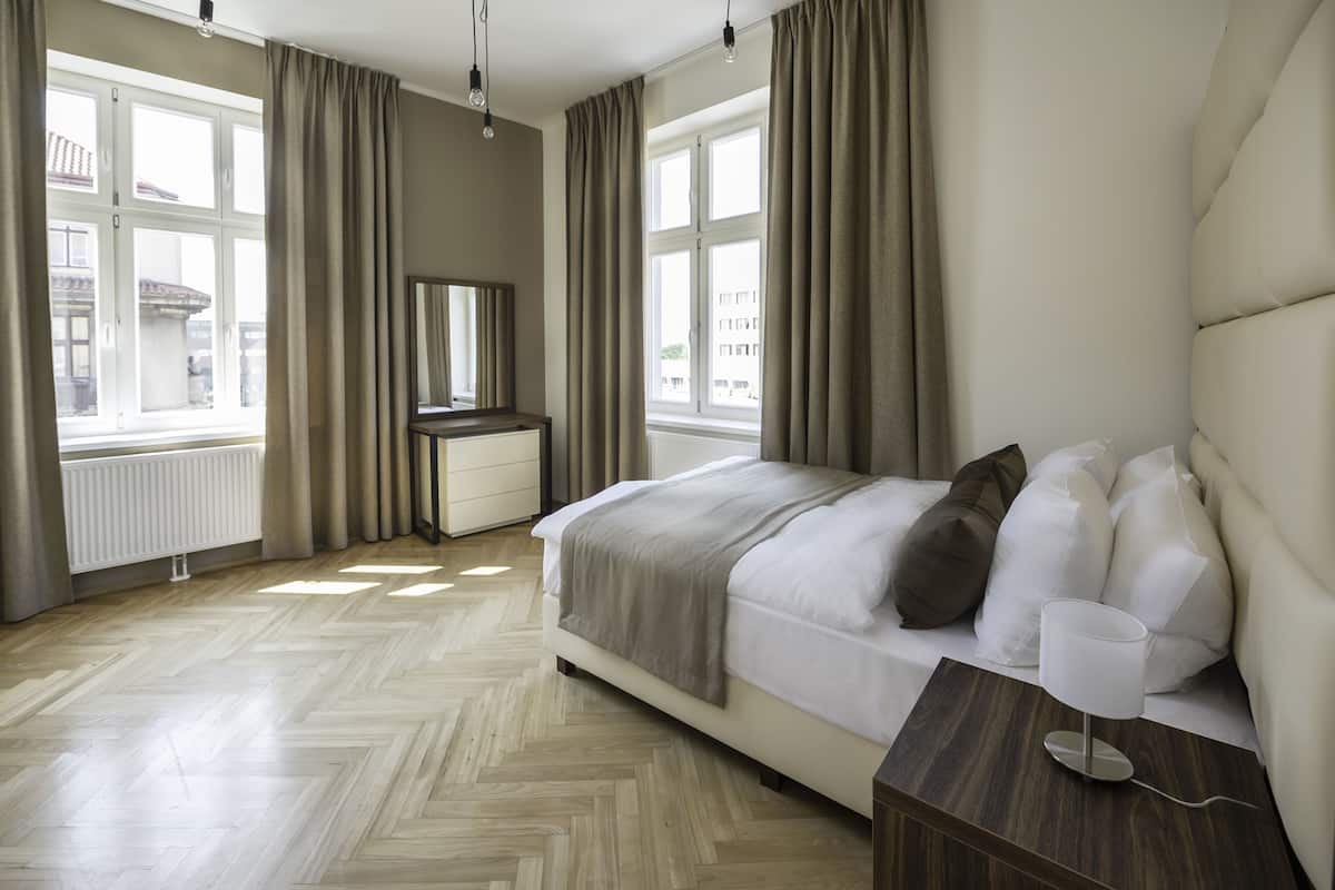 Una camera da letto con un letto, un comodino e una cassettiera.