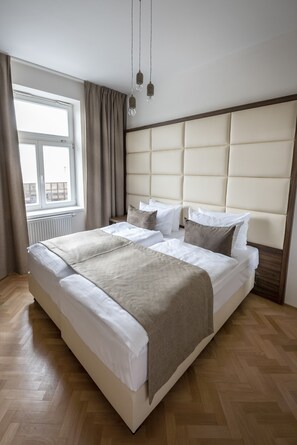 埃及棉床单、高档床上用品、客房内保险箱、办公桌