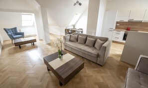 Loftsleilighet – executive, 2 soverom (Rooftop) | Oppholdsområde | En 50-tommers LCD-TV med førsteklasses TV-kanaler samt TV