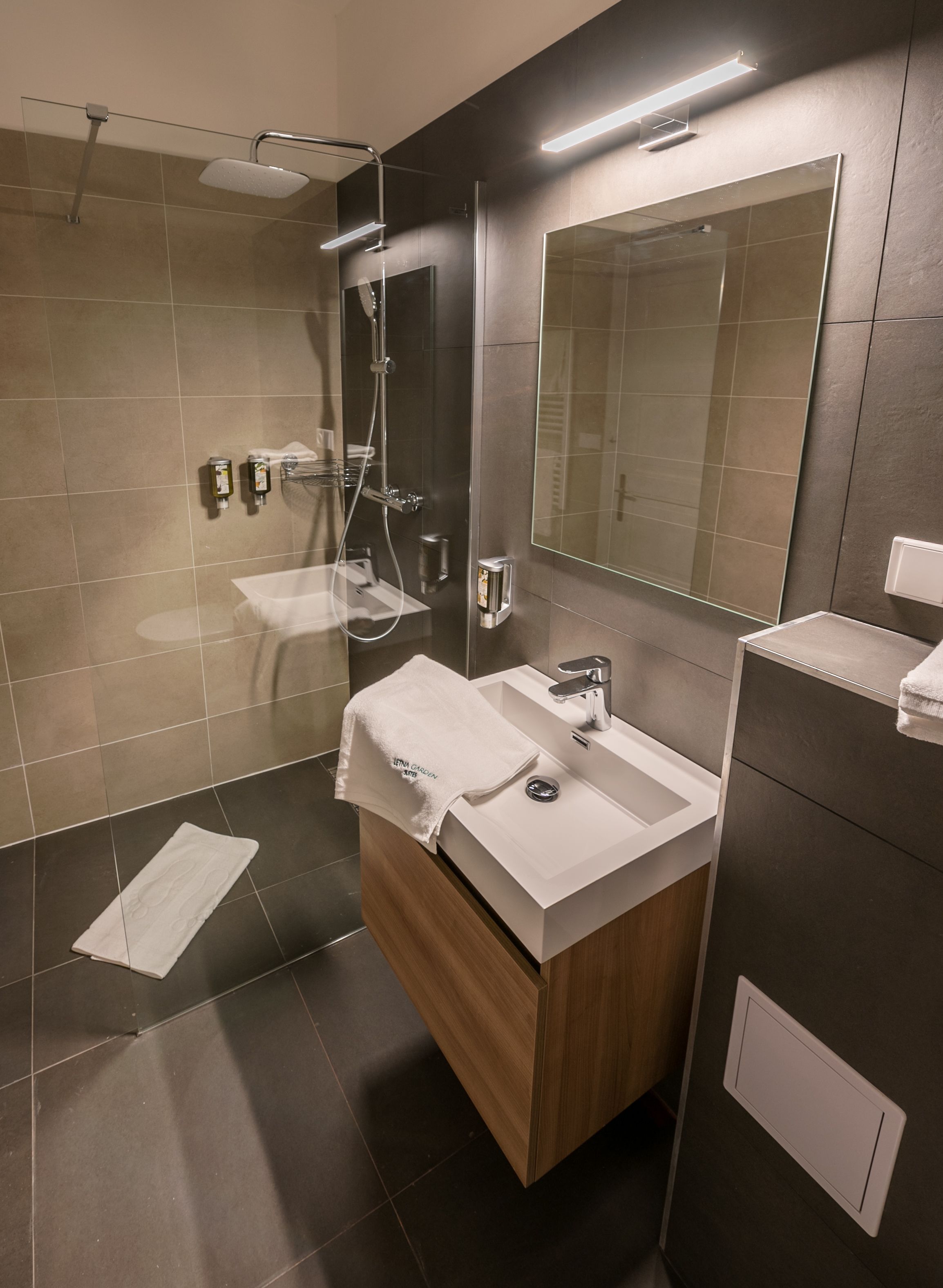 deluxe suite, 1 bedroom | bathroom | shower, hair dryer, towels