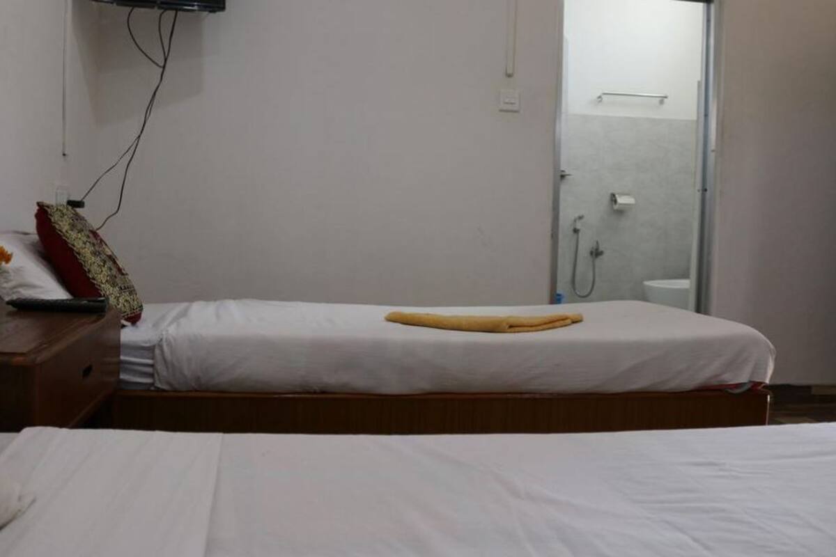 Desk, soundproofing, WiFi (free), bed sheets