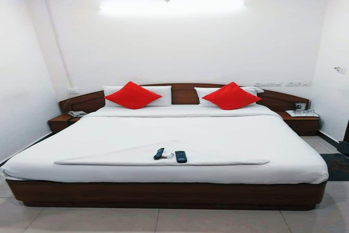 Een bureau, gratis wifi, beddengoed