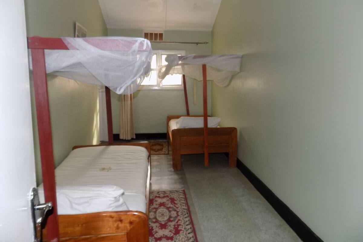 Twin Room | Desk, individually decorated, individually furnished, bed sheets