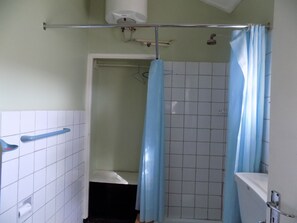 Shower, free toiletries, slippers, soap - Fort Coleb Guest House (Mbarara)