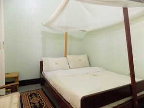 Individually decorated, individually furnished, desk, bed sheets - Fort Coleb Guest House (Mbarara)