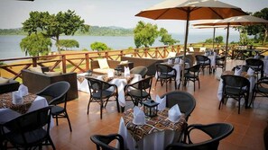 Serveert ontbijt, lunch en diner