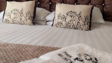 Double Room | Desk, soundproofing, iron/ironing board, free cots/infant beds