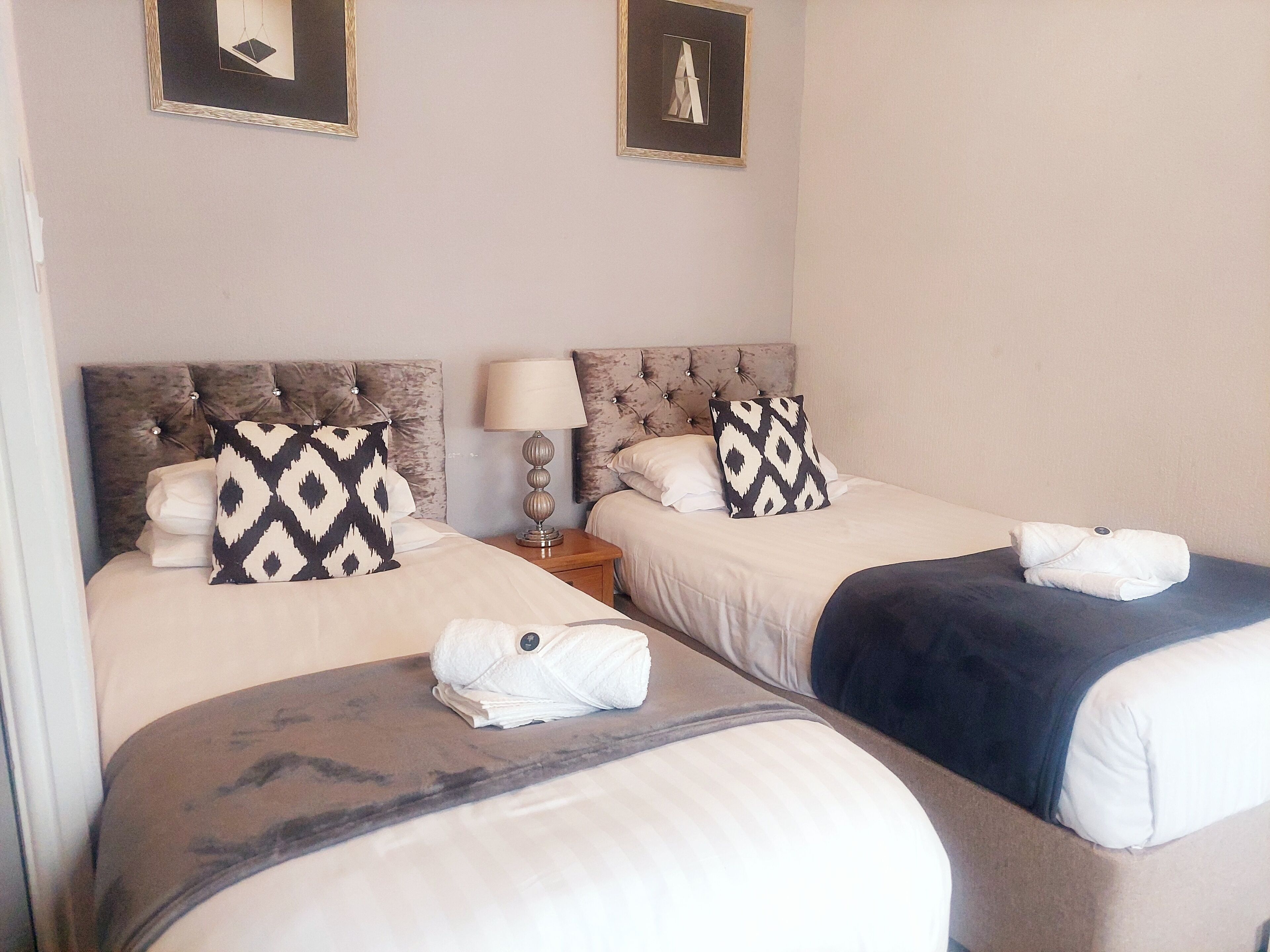 Twin Room | Meja, kalis bunyi, seterika/papan seterika, katil bayi/kot (percuma) 