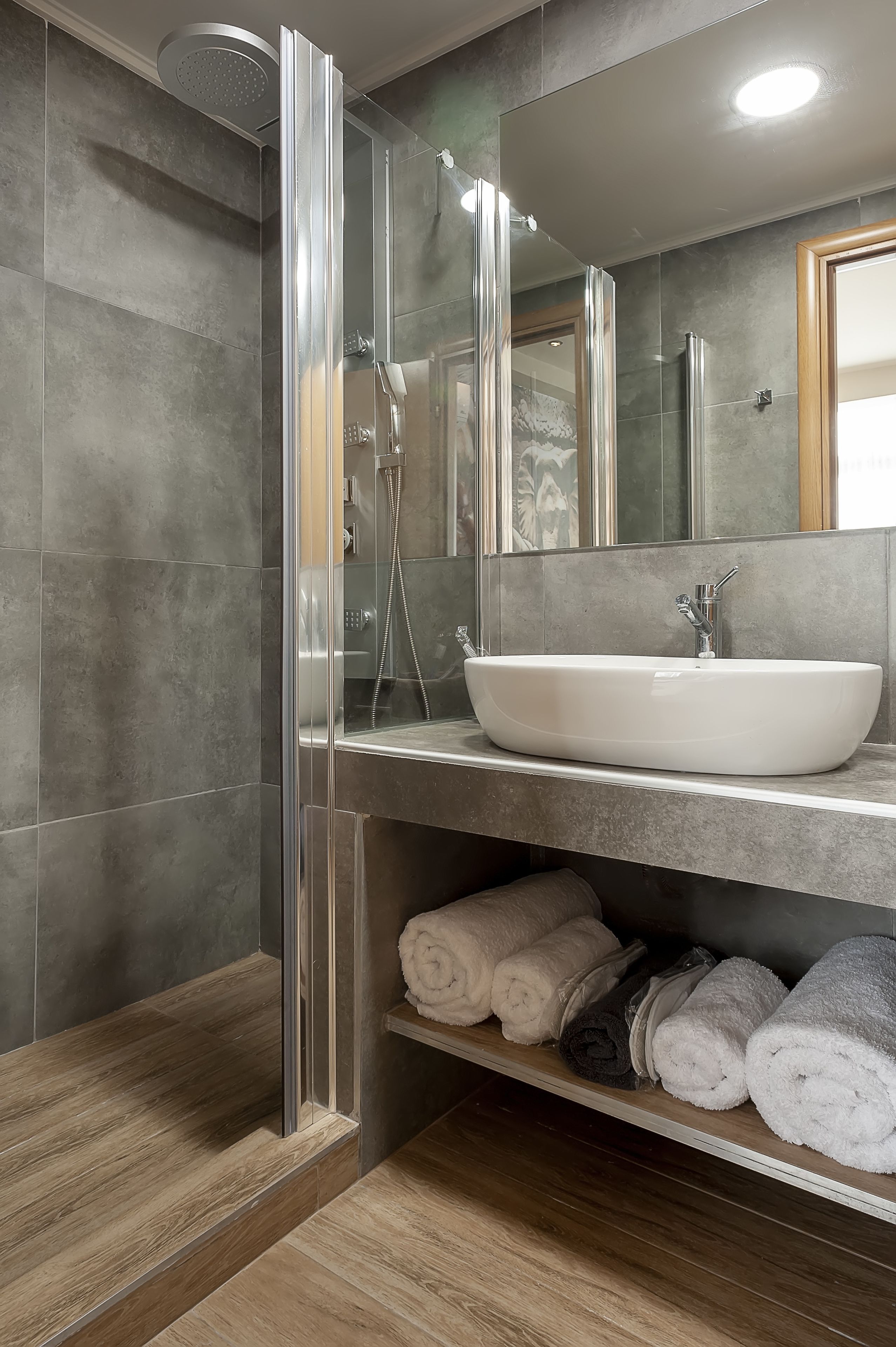 city twin room, 2 single beds | bathroom | shower, hydromassage showerhead, hair dryer, slippers