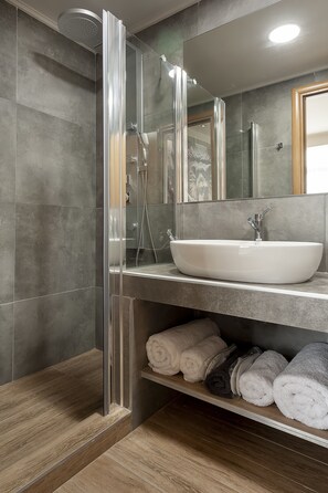 City-Zweibettzimmer, 2 Einzelbetten | Badezimmer | Dusche, Hydromassagedusche, Haartrockner, Hausschuhe
