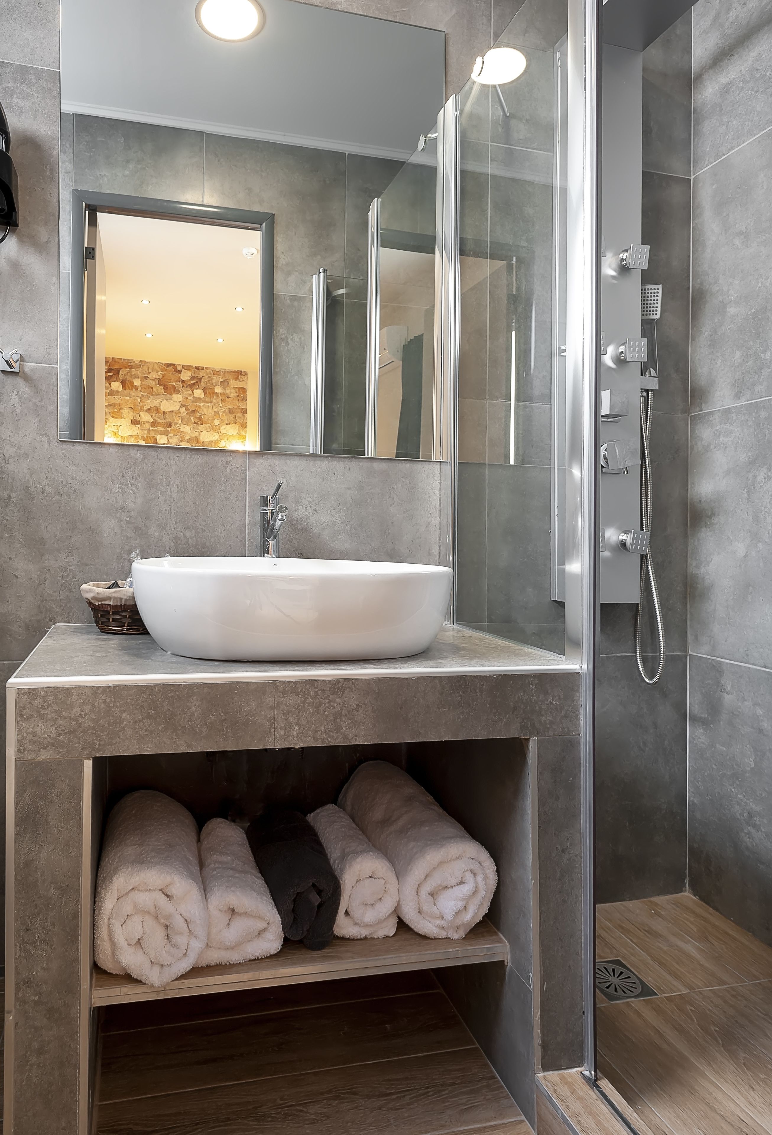 king room | bathroom sink