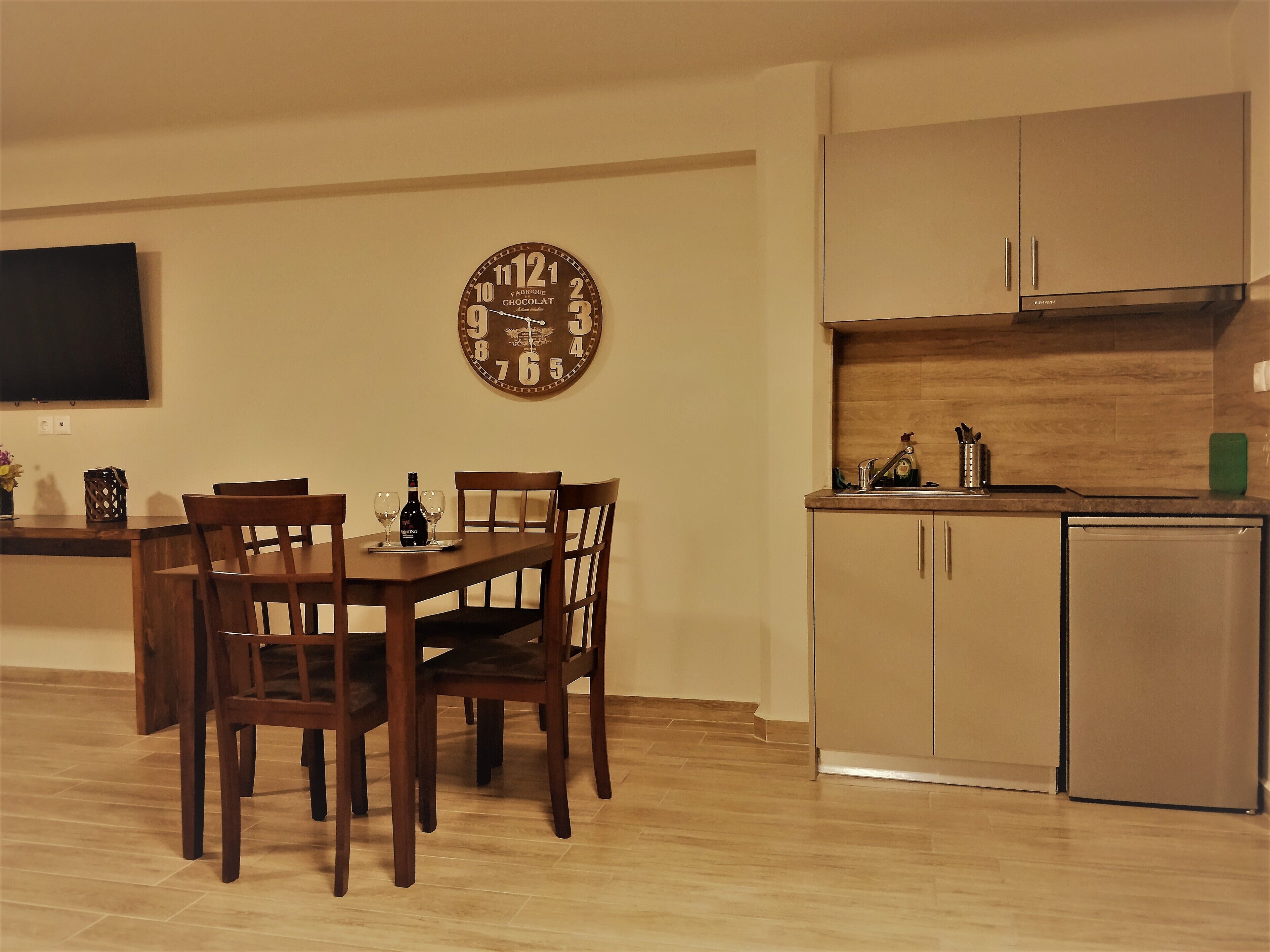comfort studio suite | private kitchenette | fridge, espresso maker, coffee/tea maker