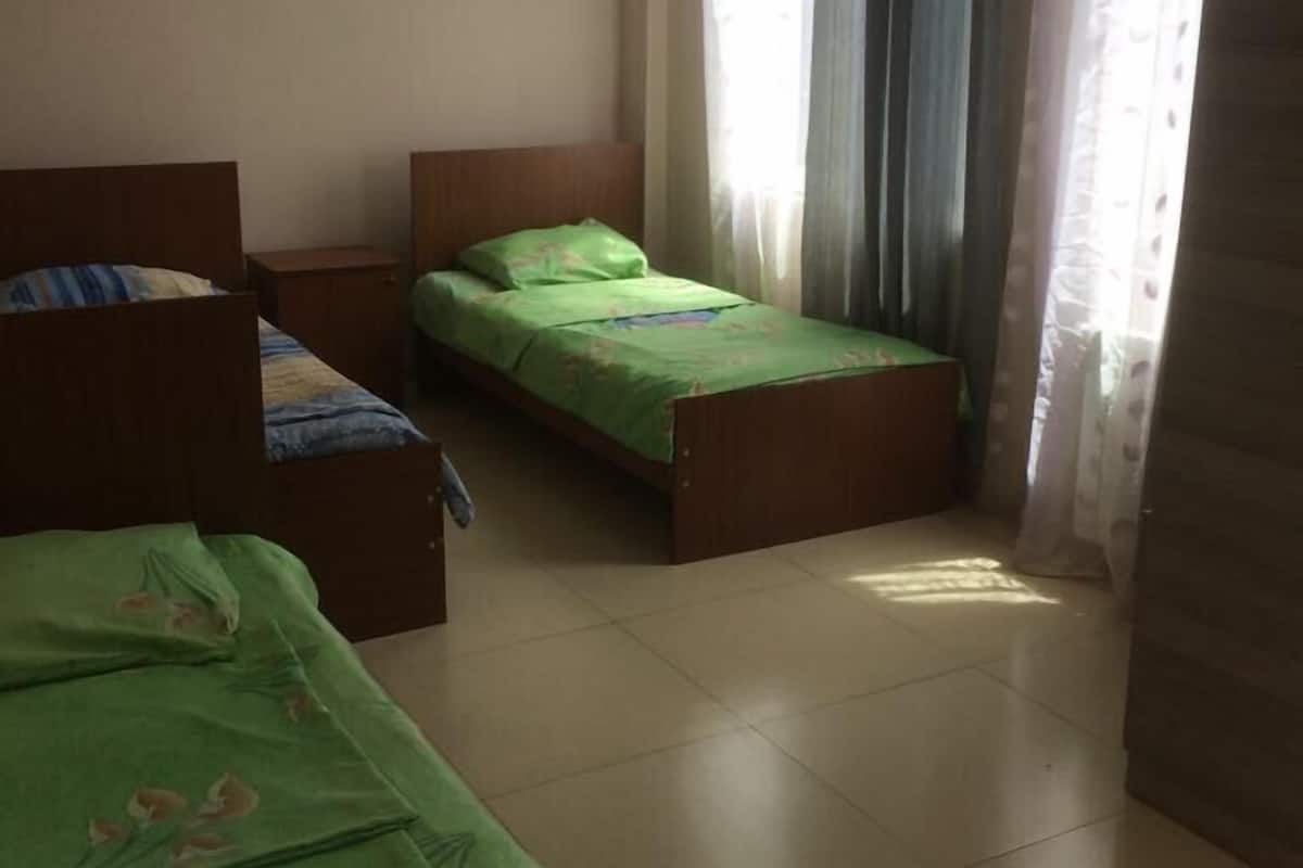 Kamar Quadruple Standar | Kedap suara, Wi-Fi gratis, dan seprai linen