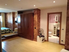 Vierpersoonskamer, uitzicht op meer | Een bureau, gratis wifi, beddengoed