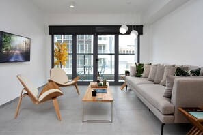 Departamento de diseñador, 2 habitaciones | Área de sala de estar | Televisión de pantalla plana 