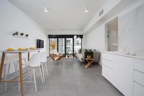 Apartament de disseny, 2 dormitoris | Cuina privada | Frigorífic, microones, forn i placa de cuina 