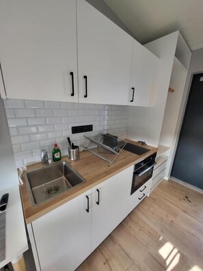 Full-size fridge, microwave, oven, stovetop - Landbrot Guesthouse (Kirkjubaejarklaustur)