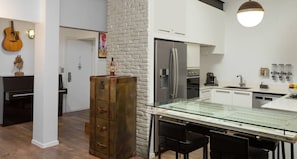 Appartement Confort, 2 chambres | Cuisine privée | Réfrigérateur grande capacité avec congélateur, four à micro-ondes