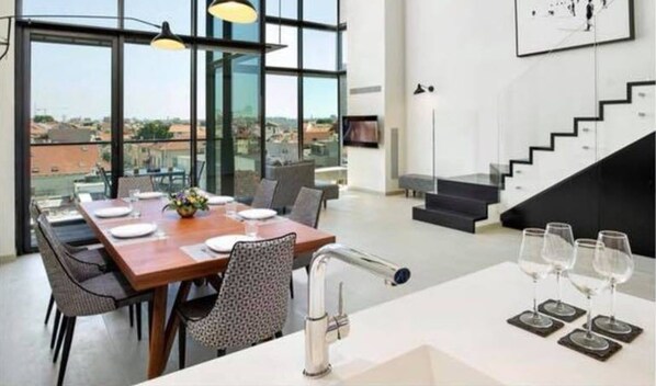 Comfort-Apartment, 2 Schlafzimmer | Essbereich im Zimmer