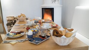 每日供应自助式早餐（每人 EUR 16）