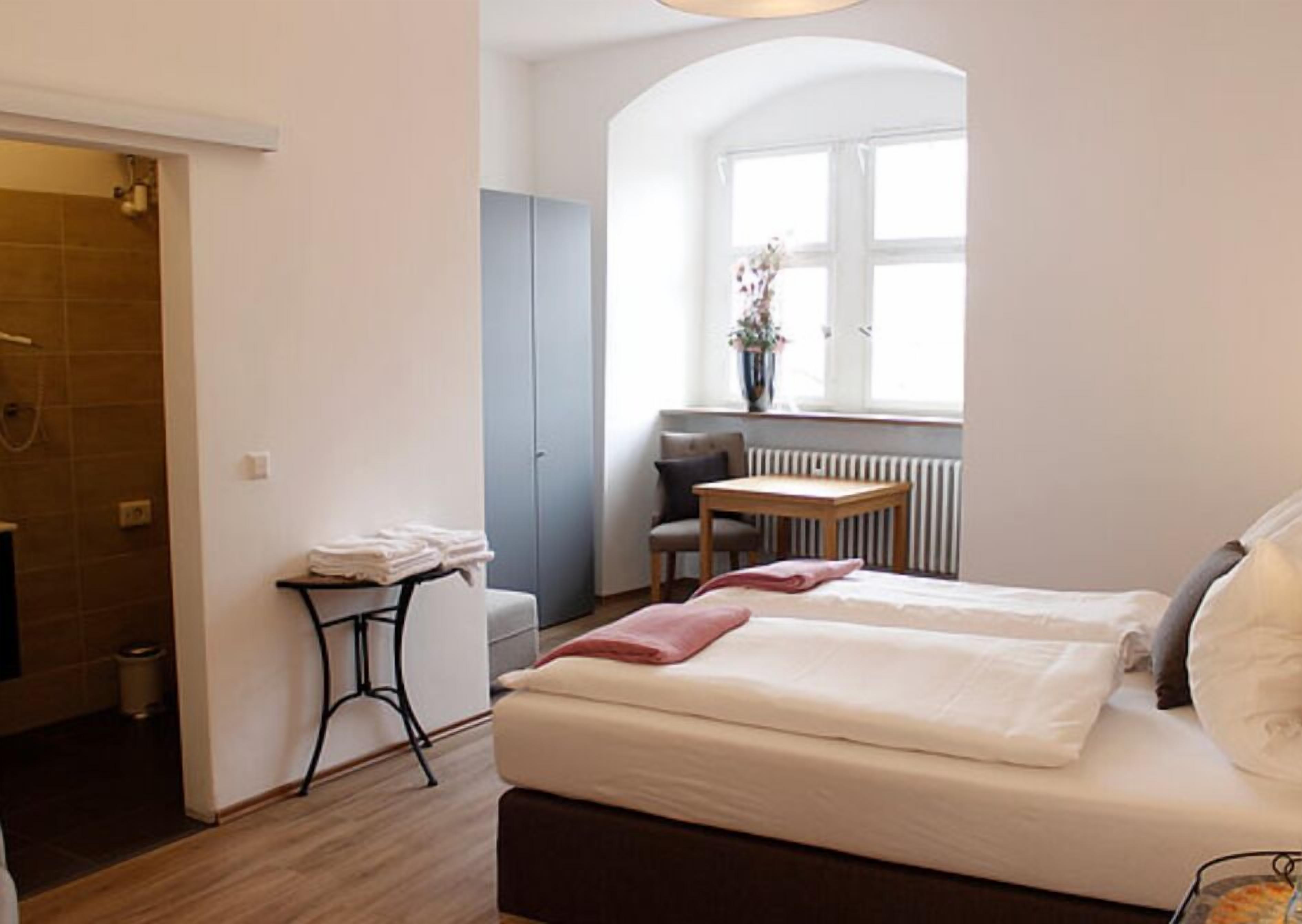Schreibtisch, Bügeleisen/Bügelbrett, Zustellbetten, kostenloses WLAN