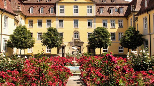 A yellow building with a central entrance and symmetrical windows. - Biohotel Schloss Kirchberg (Kirchberg an der Jagst)