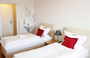 Habitación estándar con 2 camas individuales | Escritorio, tabla de planchar con plancha, camas extra y wifi gratis 