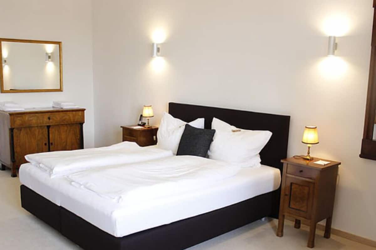 Kamar Double Deluks | Meja kerja, setrika/meja setrika, dan tempat tidur lipat/tambahan