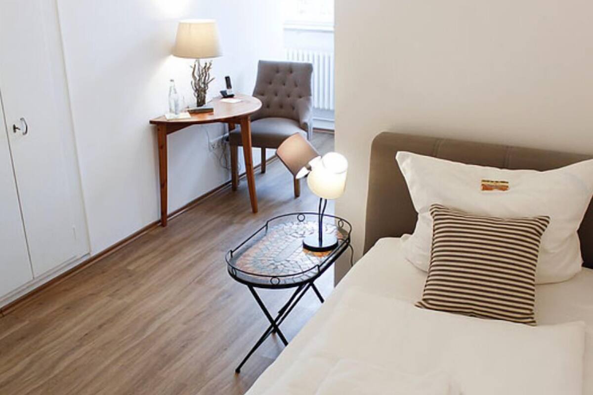 Kamar Single Standar | Meja kerja, setrika/meja setrika, dan tempat tidur lipat/tambahan
