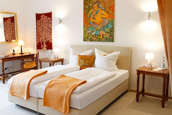 Habitación Deluxe doble | Escritorio, tabla de planchar con plancha, camas supletorias