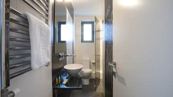 Apartment | Badezimmer | Kostenlose Toilettenartikel, Haartrockner, Handtücher