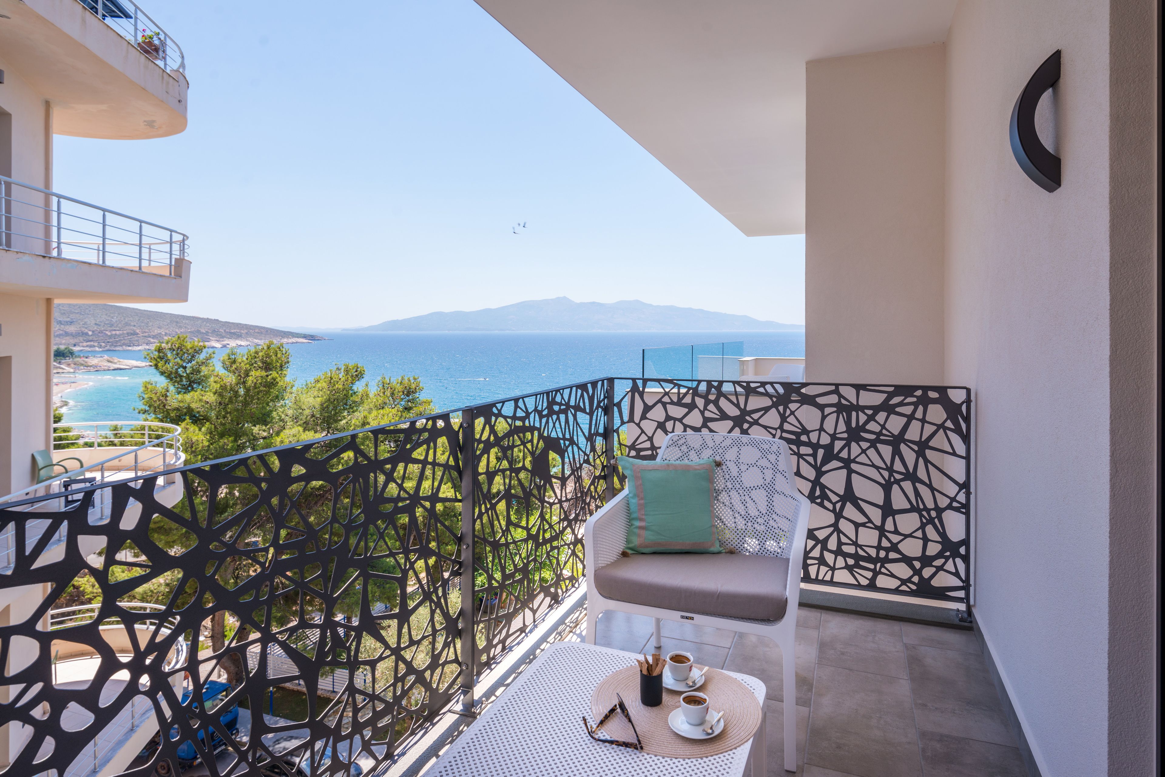 Quarto duplo, sacada, vista parcial para o mar | Roupas de cama premium, frigobar, cofres nos quartos, escrivaninha