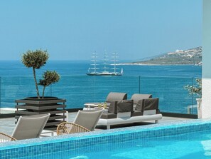 Piscine extérieure (ouverte en saison), parasols de plage